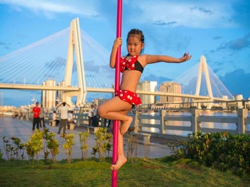 Mới đây, những hình ảnh của bé gái 5 tuổi mặc "hai mảnh" múa cột tên Trằn Lạc Trăn ở Trung Quốc đã trở thành tâm điểm tranh luận của cư dân mạng nước này.