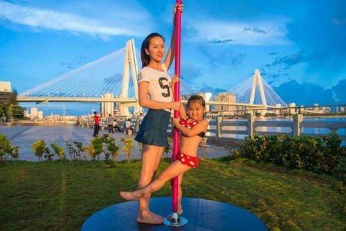 Thế nhưng bên cạnh đó cũng có không ít những ý kiến bày tỏ sự ngưỡng mộ với năng khiếu múa cột bẩm sinh của Lạc Trăn.