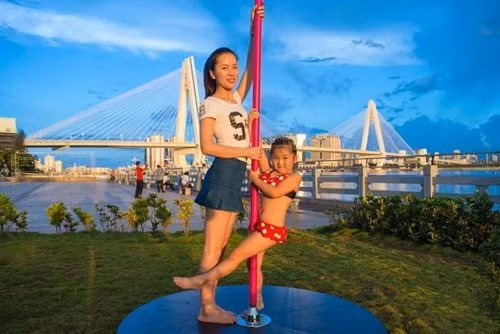 Thế nhưng bên cạnh đó cũng có không ít những ý kiến bày tỏ sự ngưỡng mộ với năng khiếu múa cột bẩm sinh của Lạc Trăn.