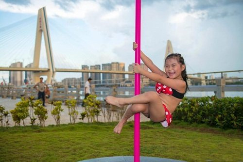 Hơn thế nữa, họ cho rằng, trẻ con chân tay còn khá yếu, trong khi múa cột là bộ môn đòi hỏi thể lực dẻo dai, lại cần rất nhiều sức lực, chỉ sơ ý một chút có thể gặp chấn thương.