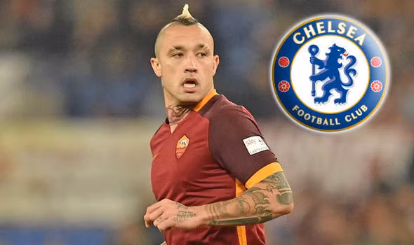 Phớt lờ MU, sao gốc Indonesia chọn Chelsea: Bên cạnh James Rodriguez, MU chuẩn bị nhận thêm đòn đau từ Chelsea, cụ thể là trong thương vụ Radja Nainggolan. Trên báo giới Italia, tiền vệ gốc Indonesia vừa bày tỏ mong muốn được khoác áo nhà ĐKVĐ Premier League trong tương lai, thay vì “Quỷ đỏ”. Ảnh: Goal