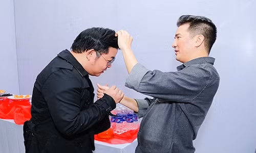 Quang Le: “Dam Vinh Hung da hai lan hon toi”
