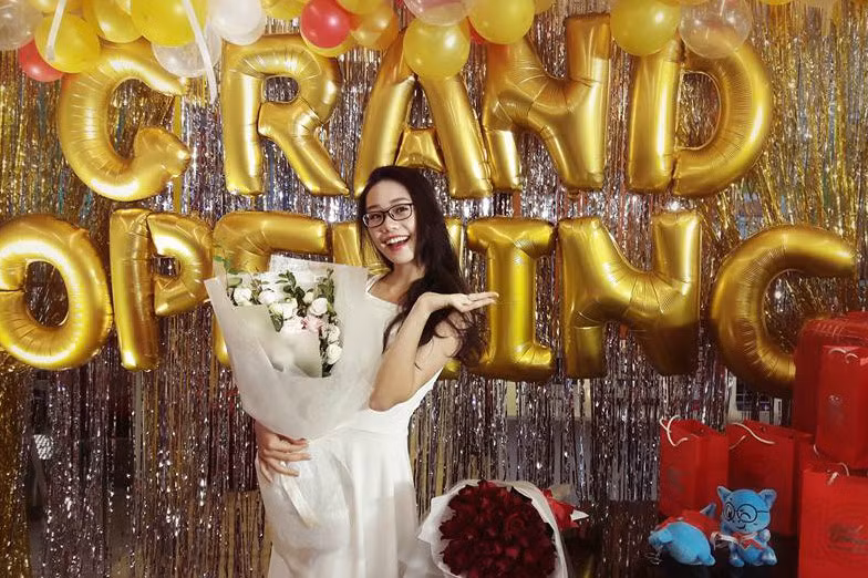 Ngoài việc học chính trên lớp, Ngân Hà tham gia CLB Nhà Doanh nghiệp tương lai - ĐH Ngoại thương (TEC FTU) và cộng tác với VTV.