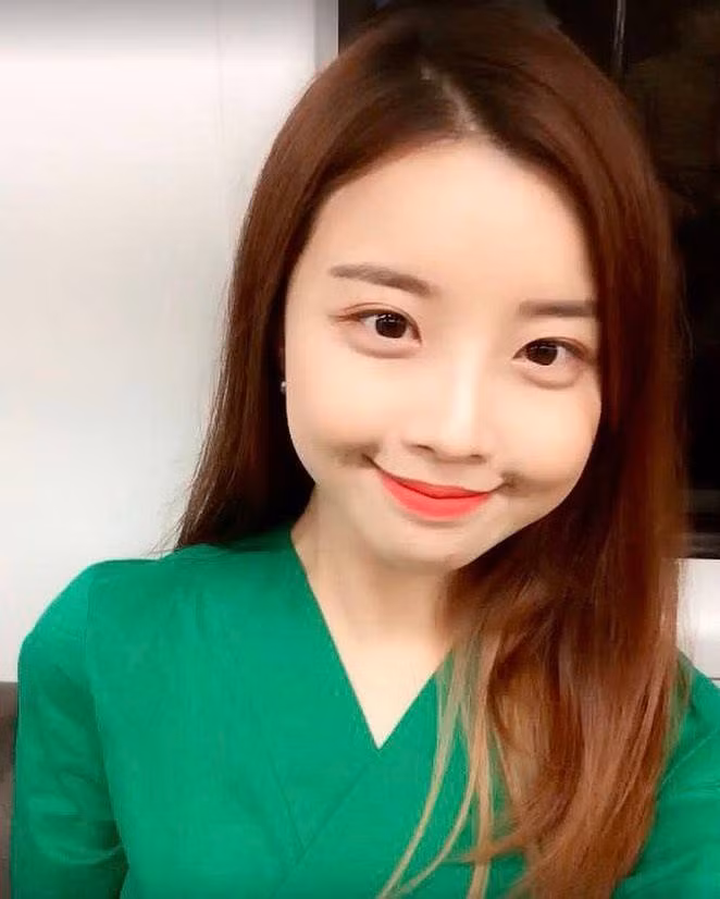 Năm 17 tuổi, trong khi những người bạn cùng lứa đang mải miết đèn sách thì Kim Su Kyung lại phải chạy quanh các trung tâm mua sắm, bắt đầu việc kinh doanh cửa hàng quần áo.