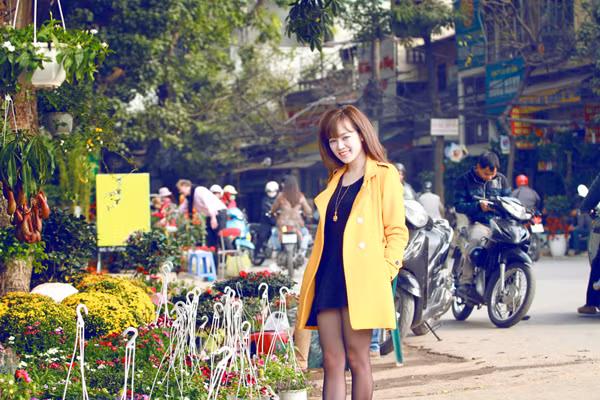 Những hội hoa này thường được tổ chức tại những con phố như ngã tư Hàng Mã - Hàng Lược hay vườn hoa Hàng Đậu. Tại đây, các bạn trẻ sẽ được tha hồ chụp ảnh với những chậu cây cảnh hàng độc của những cao nhân chuyên trồng cây cảnh phục vụ tết tại Hà thành.