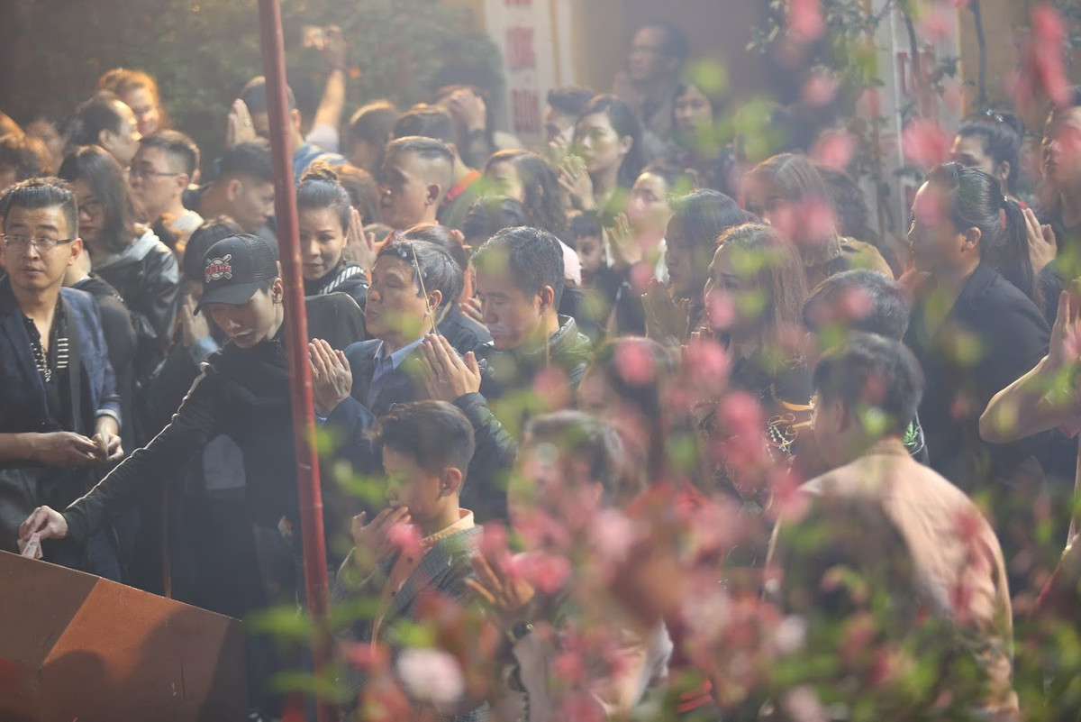 Tình trạng đông đúc vẫn xảy ra nhưng hiện tượng chen lấn xô đẩy như mọi năm đã không còn. Người dân đi lễ trong nghiêm trang và trật tự.