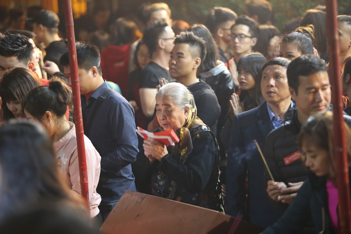 Tại chùa Quán Sứ, ngay sau thời khắc giao thừa rất đông người dân đã đổ về đây xin lộc đầu năm mới.