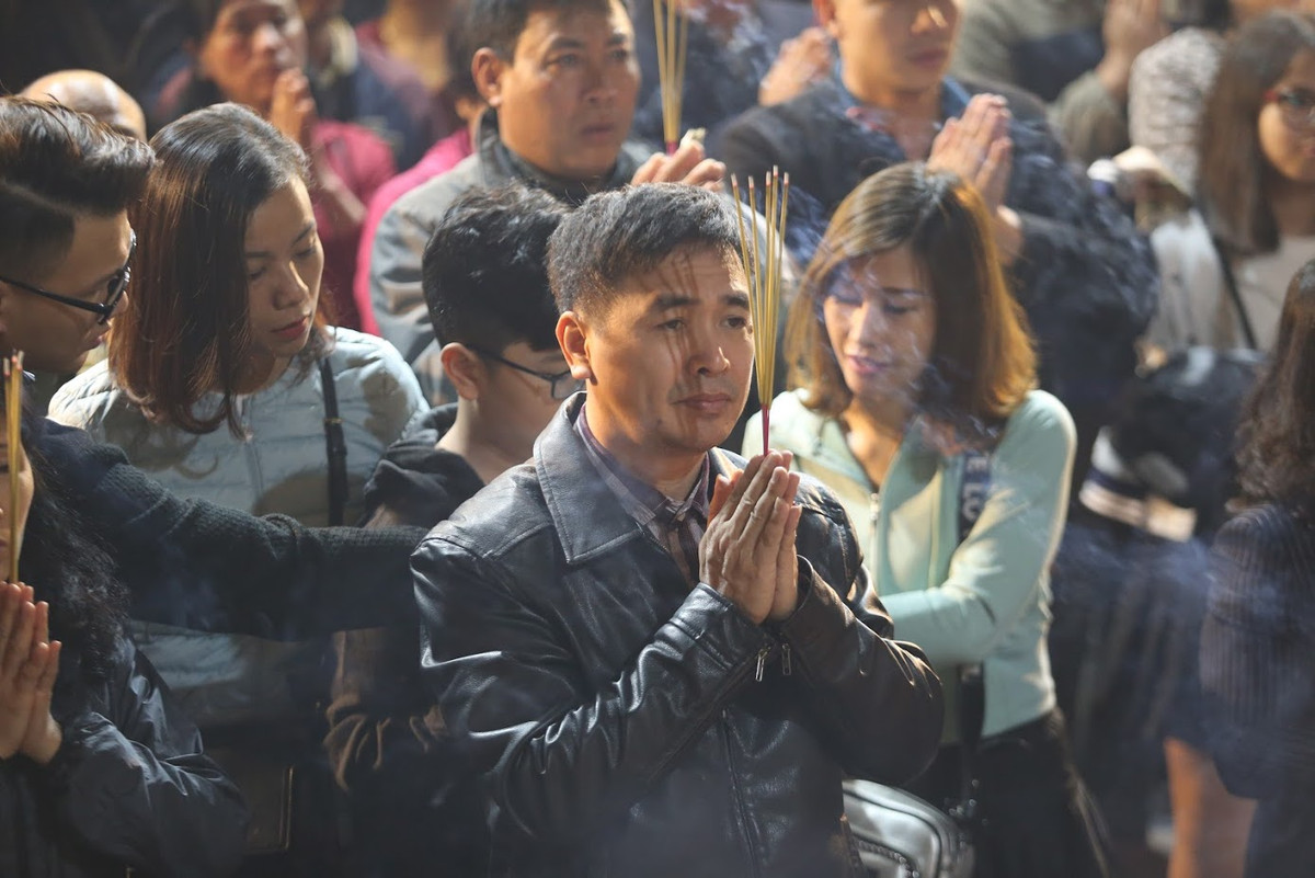 Tất cả các ban lễ tại chùa Quán Sứ đều tấp nập người cầu khấn.