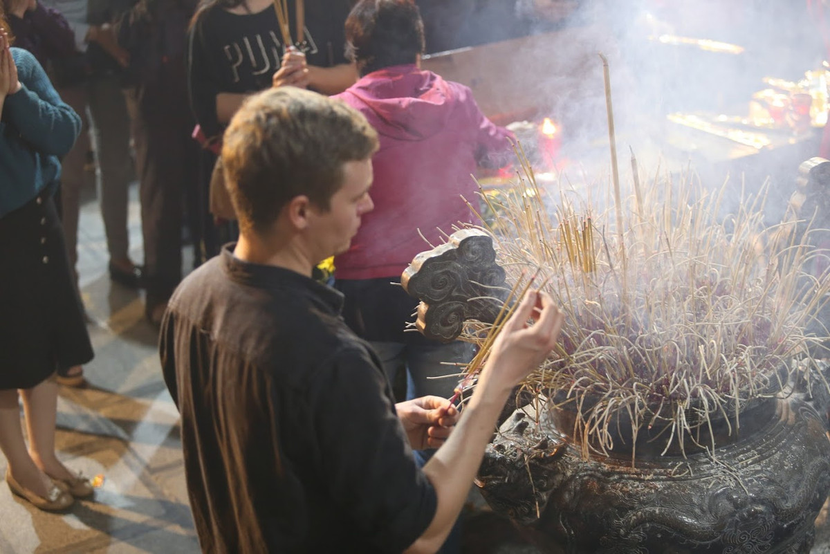 Chàng trai ngoại quốc thành kính dâng hương đầu năm tại chùa Quán Sứ.