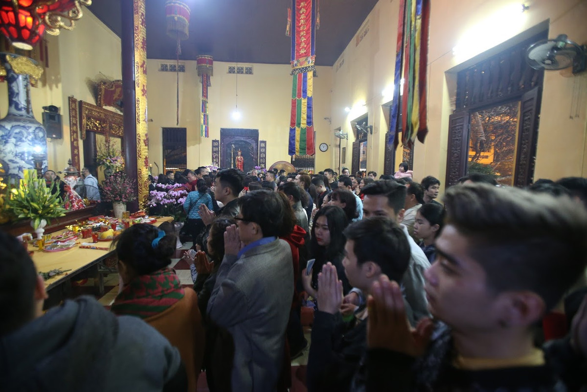 Nhiều người thành tâm cầu mong sang năm mới mọi điều suôn sẻ, may mắn.