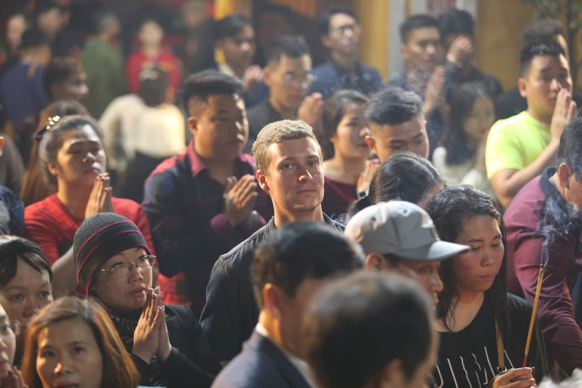 Không chỉ có người Việt mà nhiều bạn bè quốc tế đón Tết tại Việt Nam cũng đến chùa đi lễ đầu năm.