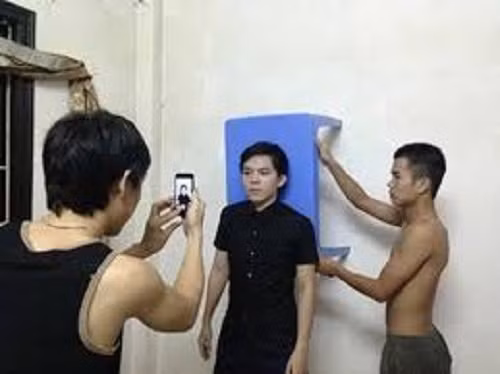 Cùng từ việc nhờ bạn bè chụp ảnh thẻ nên đã cho ra đời vô vàn những kiểu chụp cực bá đạo, khiến dân mạng nhìn vào chỉ biết ôm bụng cười ngặt nghẽo.