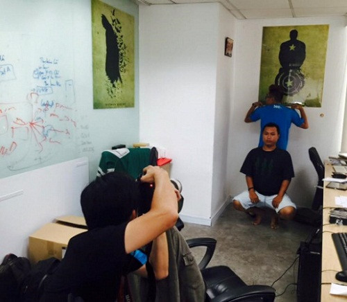 Mặc một chiếc áo sơ mi và ra hiệu ảnh toạch toạch mấy cái, chờ vài phút là có những bức ảnh thẻ như ý. Tuy nhiên, đó là thời điểm mà trong túi các bạn có rủng rỉnh tiền.