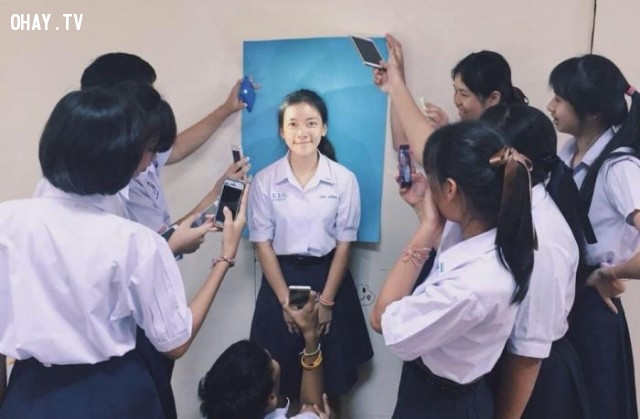 Chỉ là một bức ảnh thẻ nhưng cô bạn này may mắn được cả ê-kip từ chụp cho đến hắt sáng.