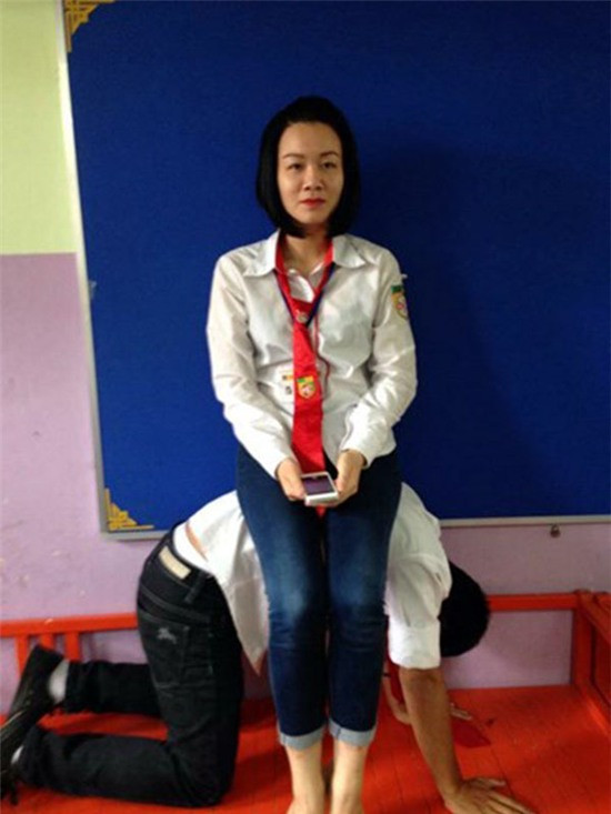 Khi không có ghế đủ cao thì tận dụng ngay cậu bạn thân để hoàn thành tấm ảnh thẻ.