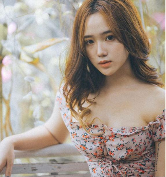 Mới 18 tuổi nhưng Hồng Vân trang cá nhân của cô bạn này đã có gần 170 nghìn follow của cô, nhiều người sẽ phải ồ lên bởi "hoa mắt" vì những bộ hình đặc sắc.