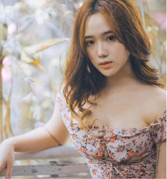 Mới 18 tuổi nhưng Hồng Vân trang cá nhân của cô bạn này đã có gần 170 nghìn follow của cô, nhiều người sẽ phải ồ lên bởi "hoa mắt" vì những bộ hình đặc sắc.