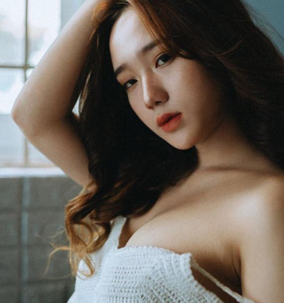 Chính khoản thu nhập từ việc làm người mẫu ảnh khiến Hồng Vân không phải sử dụng đến tiền bố mẹ từ Đà Nẵng gửi vào. Thêm nữa, giúp cô bạn này tự chủ hơn trong việc sinh hoạt của mình.