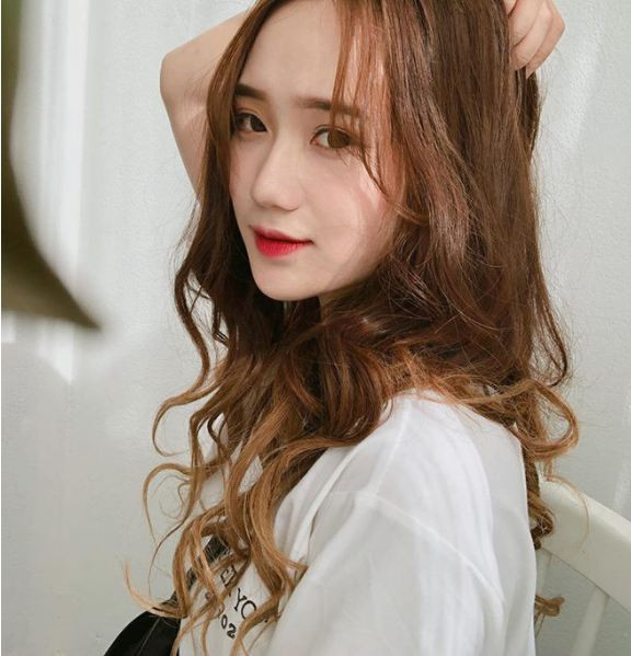 Hot girl ảnh thẻ 10X này gây ấn tượng làn da trắng, sống mũi cao và đôi mắt to tròn. Chính vì vậy nên không hề khó hiểu khi thấy Hồng Vân luôn đẹp xuất sắc trong mọi khung hình.