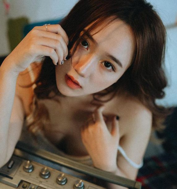 Khi được hỏi về bạn trai, Hồng Vân cũng thoải mái thừa nhận: "Em hiện vẫn đang độc thân, "ế" hơn một năm nay rồi. Em sẽ dễ bị thu hút bởi những người con trai có tài, nhảy đẹp hát hay… và đặc biệt phải suy nghĩ chín chắn".