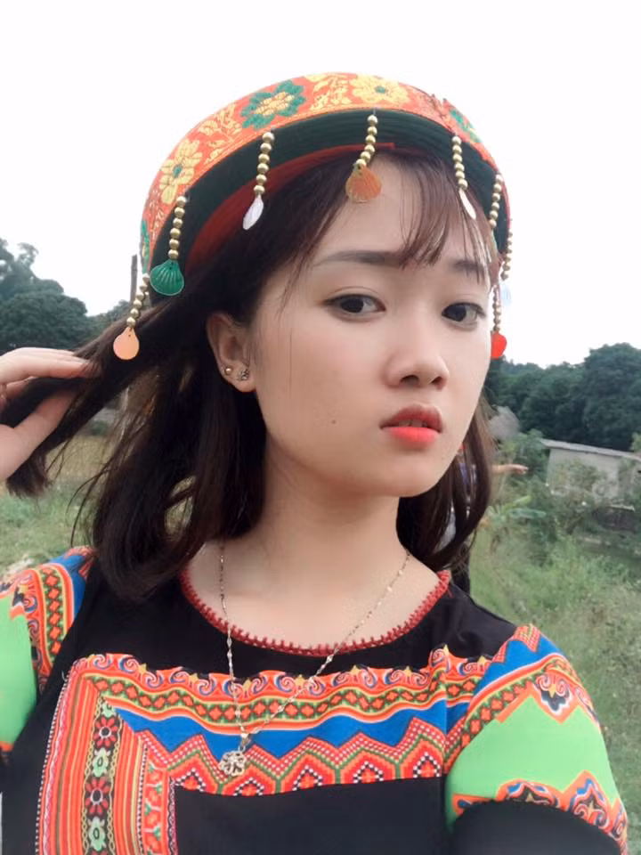 "Cô gái chăn lợn" mới nổi Đỗ Thị Nhàn cũng chia sẻ học ngành Chăn nuôi thú y nên phải đi thực hành khá nhiều. Công việc thường xuyên làm là tiêm, dọn dẹp chuồng và cho heo ăn.