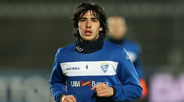 Sandro Tonali là tiền vệ của Brescia, người đang được hầu hết các câu lạc bộ lớn ở Ý thèm muốn, cũng như một số đội bóng ở Premier League vừa có quyết định về tương lai.