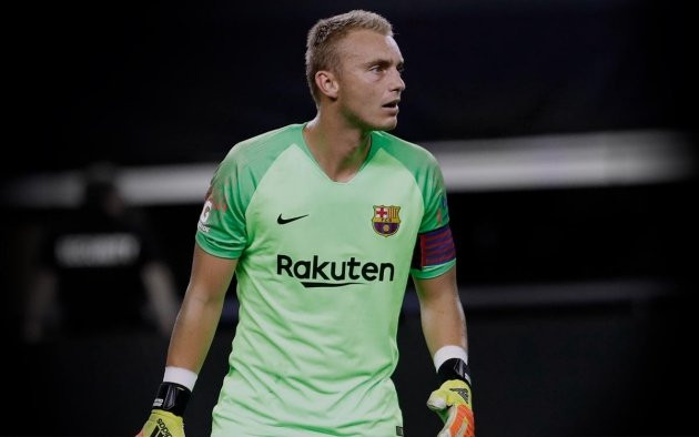 Thủ thành Jasper Cillessen sẽ rời Barcelona sau khi mùa giải này khép lại, nhằm tìm một nơi mà anh có nhiều cơ hội ra sân thi đấu hơn. Juventus, Porto và Benfica là ba đội bóng có liên hệ với thủ thành người Hà Lan, tuy nhiên Cillessen thẳng thừng từ chối nhà đương kim vô địch nước Ý, bởi nếu đến Turin thì anh vẫn phải dự bị cho Wojciech Szczesny.