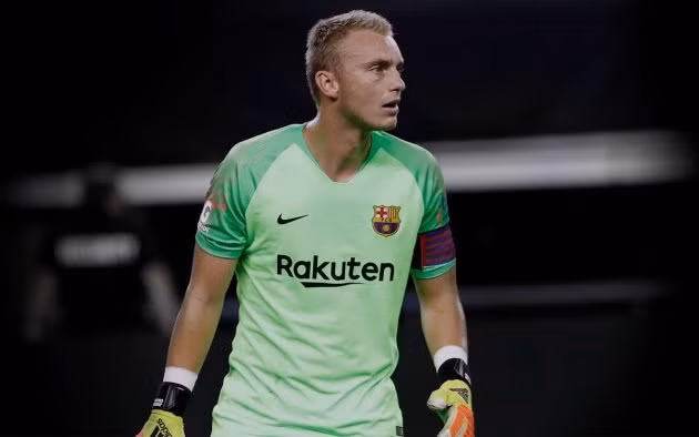Thủ thành Jasper Cillessen sẽ rời Barcelona sau khi mùa giải này khép lại, nhằm tìm một nơi mà anh có nhiều cơ hội ra sân thi đấu hơn. Juventus, Porto và Benfica là ba đội bóng có liên hệ với thủ thành người Hà Lan, tuy nhiên Cillessen thẳng thừng từ chối nhà đương kim vô địch nước Ý, bởi nếu đến Turin thì anh vẫn phải dự bị cho Wojciech Szczesny.