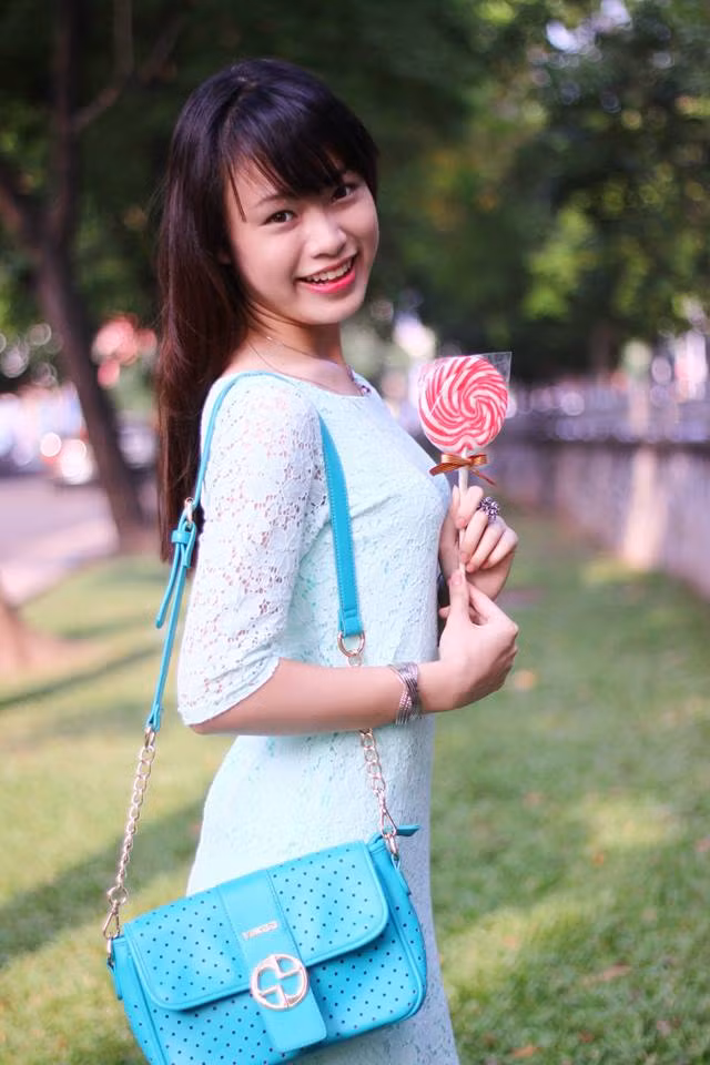 hot girl "con nhà người ta" Ngọc Vân tên đầy đủ là Phùng Bảo Ngọc Vân sinh năm 1997 hiện là sinh viên khoa Kinh tế đối ngoại - trường ĐH Ngoại Thương Hà Nội.