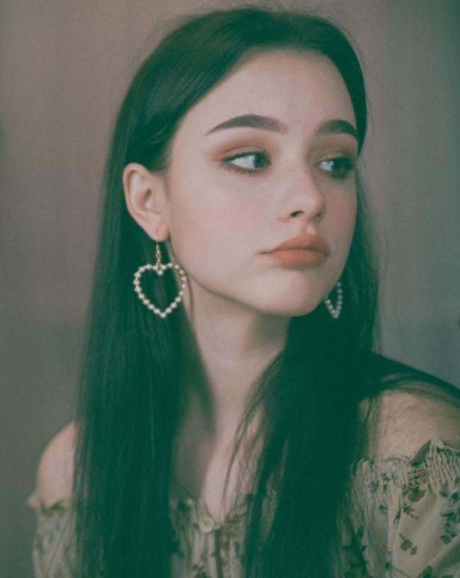 Taran không chỉ là người mẫu, nhà thiết kế mà cô còn là beauty blogger với nhiều clip trang điểm được chú ý.