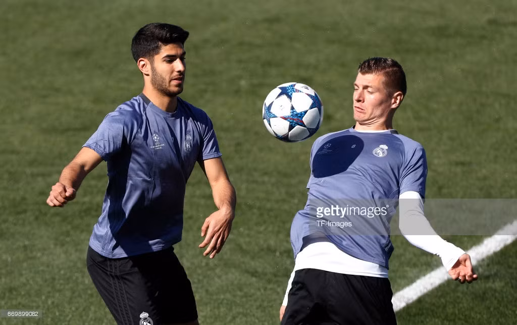Kroos muốn nhận lương cao như Asensio: Theo thông tin chuyển nhượng cầu thủ từ tờ Don Balon hé lộ, bản hợp đồng mới cực khủng của Marco Asensio đã gây ra mâu thuẫn trong phòng thay đồ Real Madrid. Cụ thể, Toni Kroos không hài lòng với chuyện người đàn em được gia hạn hợp đồng đến năm 2023 với mức lương tăng lên 4,5 triệu euro/năm và mức phí giải phóng hợp đồng cũng tăng vọt, khoảng 700 triệu euro. Ảnh: Getty Images