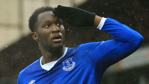 Ronald Koeman bất lực giữ Lukaku: Mới đây, HLV Everton luôn tỏ ra cứng rắn và tự tin trước khả năng trói chân Lukaku. Thế nhưng, sau chiến thắng 4-2 trước Leicester đêm chủ nhật, mọi chuyện đã hoàn toàn thay đổi. Koeman thừa nhận quá khó để thuyết phục Lukaku ở lại bởi anh đang thể hiện phong độ quá ấn tượng. Everton không đủ lớn để thỏa mãn khát vọng của tiền đạo người Bỉ. Ảnh: Premierleagues.com