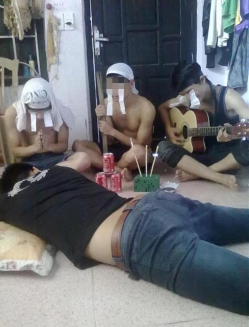 Sử dụng những vật dụng sẵn có như đũa và cốc làm bát hương, giấy vệ sinh, vải để làm khăn tang xong rồi cả đám đông kéo nhau quỳ lạy, khóc lóc chụp ảnh như đám ma thật. Ban đầu, hình ảnh có thể gây cười, nhưng ngẫm lại đây là một trò đùa quá đáng.