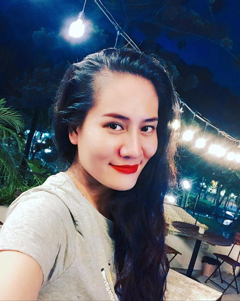 Theo đó Kim Cúc cho biết, đang đi đường bất ngờ gặp cơn mưa lớn nên vội vàng dừng lại chụp kiểu ảnh ăn mừng sau chuỗi ngày nắng nóng "cháy da, cháy thịt".