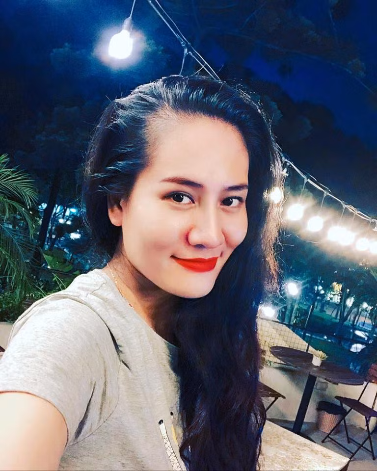 Theo đó Kim Cúc cho biết, đang đi đường bất ngờ gặp cơn mưa lớn nên vội vàng dừng lại chụp kiểu ảnh ăn mừng sau chuỗi ngày nắng nóng "cháy da, cháy thịt".