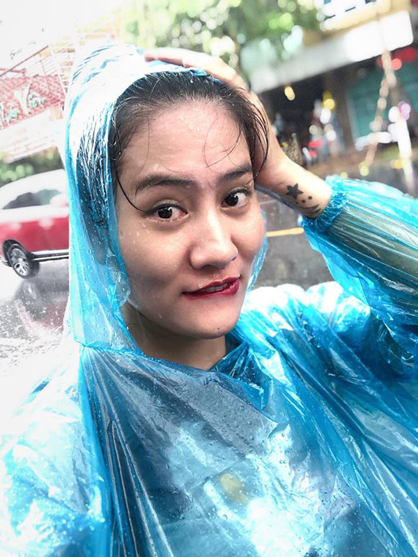 Dù đang mặc áo mưa nhưng cô nàng vẫn không quên hy sinh vì nghệ thuật để có một bức ảnh chân thực nhất, thể hiện rõ niềm sung sướng trước cơn mưa đáng mong đợi của người dân Hà Nội.