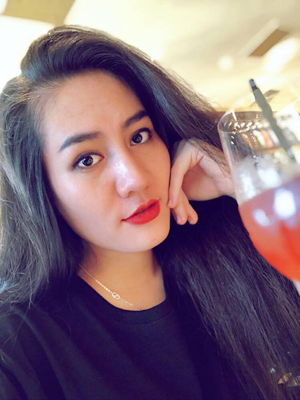 Chỉ với bức ảnh còn chưa rõ mặt nhưng dân mạng cũng nhanh chóng đã tìm ra chủ nhân, đó là cô gái có tên Đặng Kim Cúc, hiện đang là diễn viên thuộc Đoàn kịch I tại Nhà hát Tuổi trẻ Việt Nam.