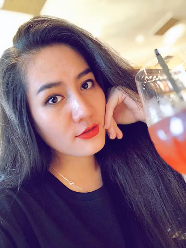 Chỉ với bức ảnh còn chưa rõ mặt nhưng dân mạng cũng nhanh chóng đã tìm ra chủ nhân, đó là cô gái có tên Đặng Kim Cúc, hiện đang là diễn viên thuộc Đoàn kịch I tại Nhà hát Tuổi trẻ Việt Nam.