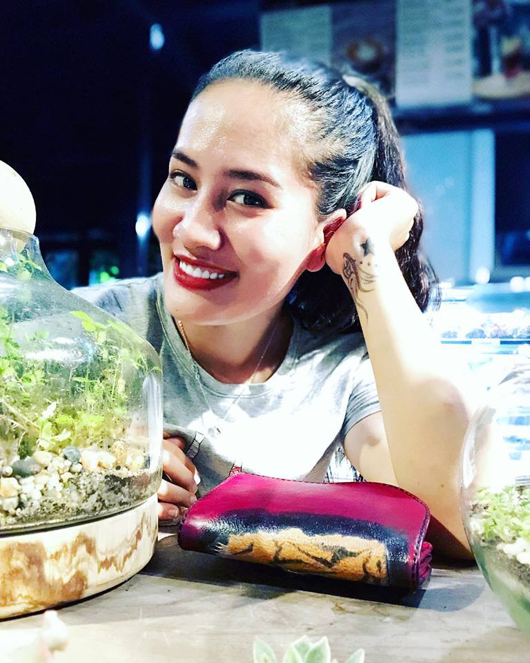 Khoảnh khắc ấy đã vô tình lọt vào ống kính bạn của Kim Cúc và cô nàng bỗng trở thành nhân vật được tìm kiếm nhiều nhất trong vòng một giờ qua.