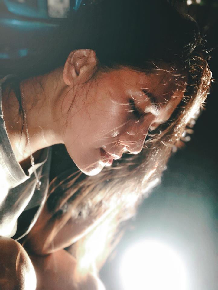 Những khoảnh khắc "nghệ thuật" của Kim Cúc nhanh chóng được dân mạng lưu lại để ngắm vì lo sợ cô bạn này sẽ khóa Facebook vì sợ bị làm phiền quá nhiều.