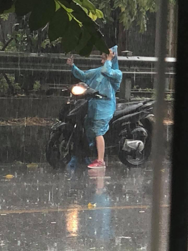Cụ thể, bức ảnh chụp trộm một cô nàng đang tranh thủ "tự sướng" trước cơn mưa rào thổi tan cái nắng nóng gay gắt của Thủ Đô đã được chia sẻ rộng rãi trên mạng xã hội.