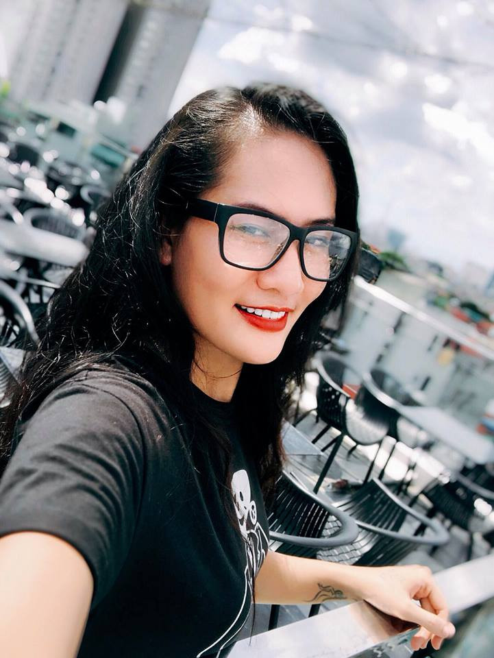 Lúc tìm trang cá nhân của Kim Cúc thì dân mạng cũng vô tình phát hiện, cô gái này có vóc dáng và gương mặt đẹp chẳng kém cạnh các nhân vật đình đám trên mạng xã hội.