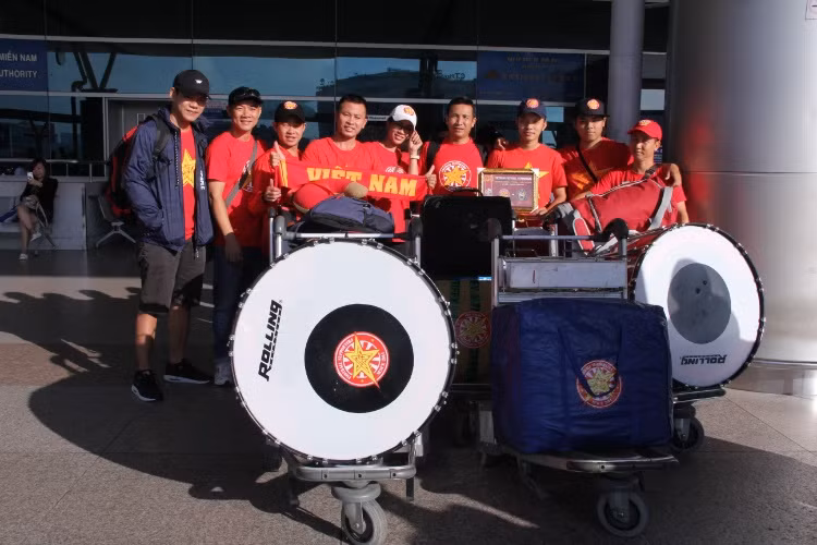 Để có những màn cổ vũ máu lửa, các thành viên VFS đã mang theo rất nhiều dụng cụ cổ vũ như đại kỳ 400m2, dàn trống lớn và đặc biệt là tinh thần cổ vũ máu lửa.