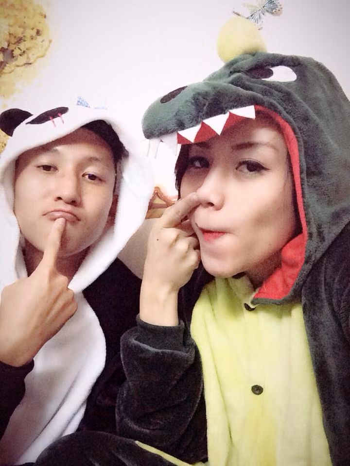 Ngay cả khi về nhà, Xuân Tú luôn thể hiện sự tinh nghịch của mình. Bức ảnh trên Tú Ngựa chụp với cô vợ ca sĩ xinh đẹp của mình.