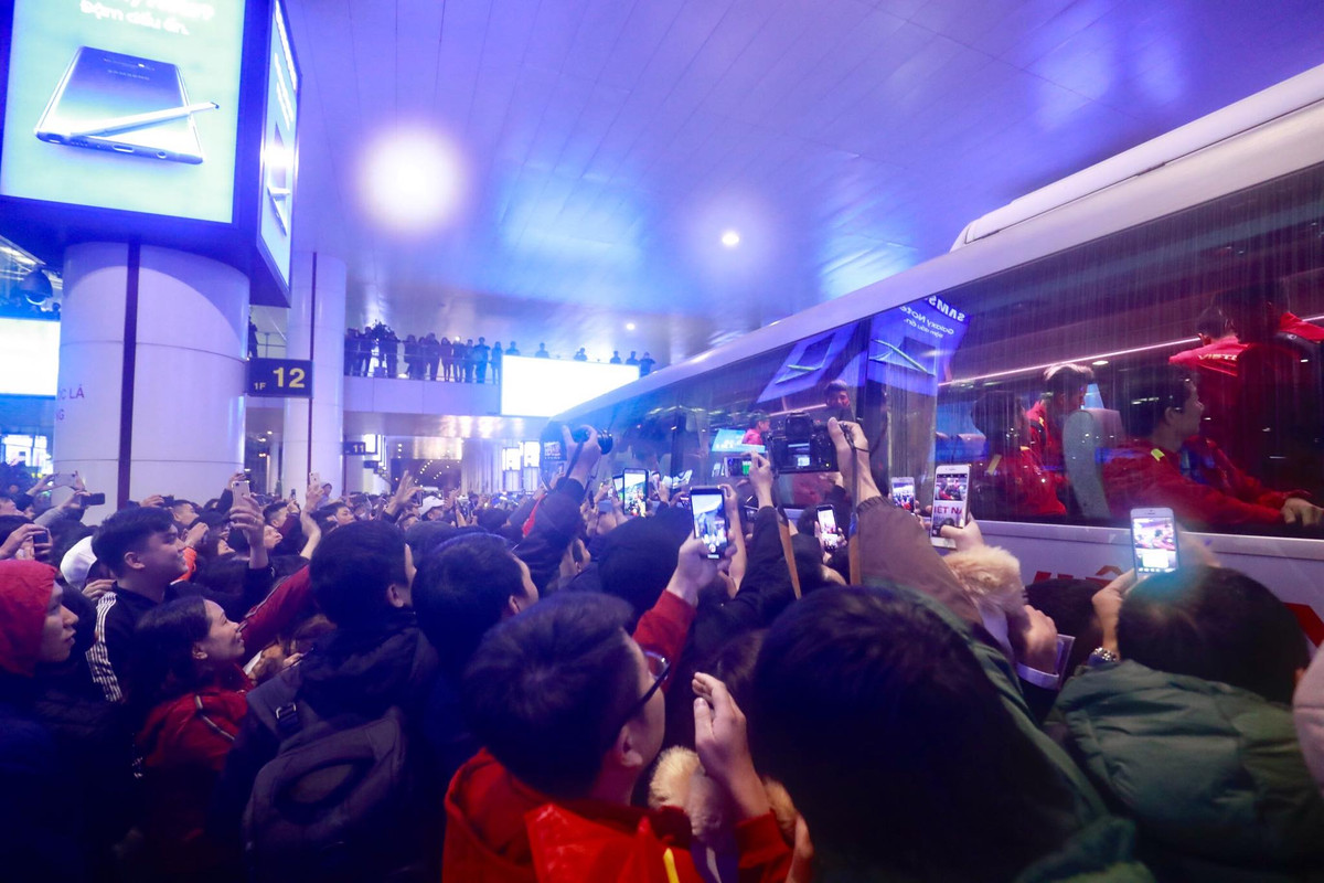 Sau khi các cầu thủ ổn định chỗ ngồi, NHM nước nhà vẫn dồn về phía chiếc xe buýt chở các cầu thủ.