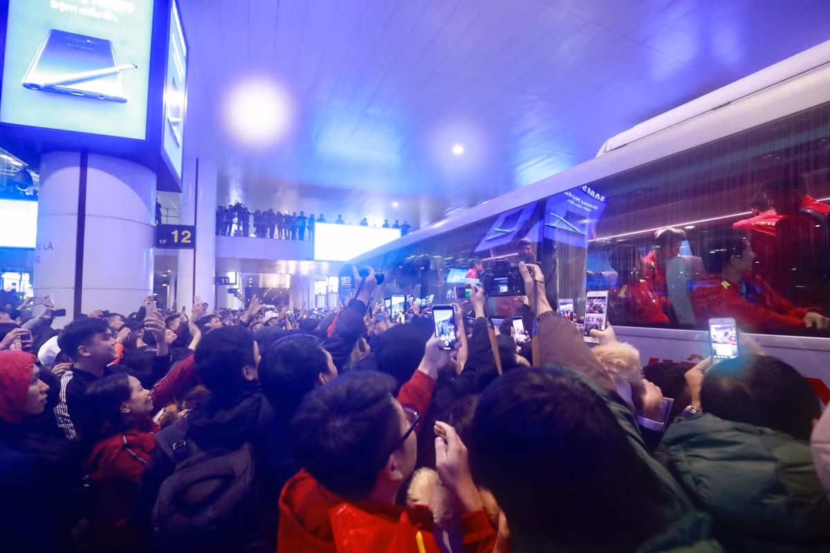 Sau khi các cầu thủ ổn định chỗ ngồi, NHM nước nhà vẫn dồn về phía chiếc xe buýt chở các cầu thủ.