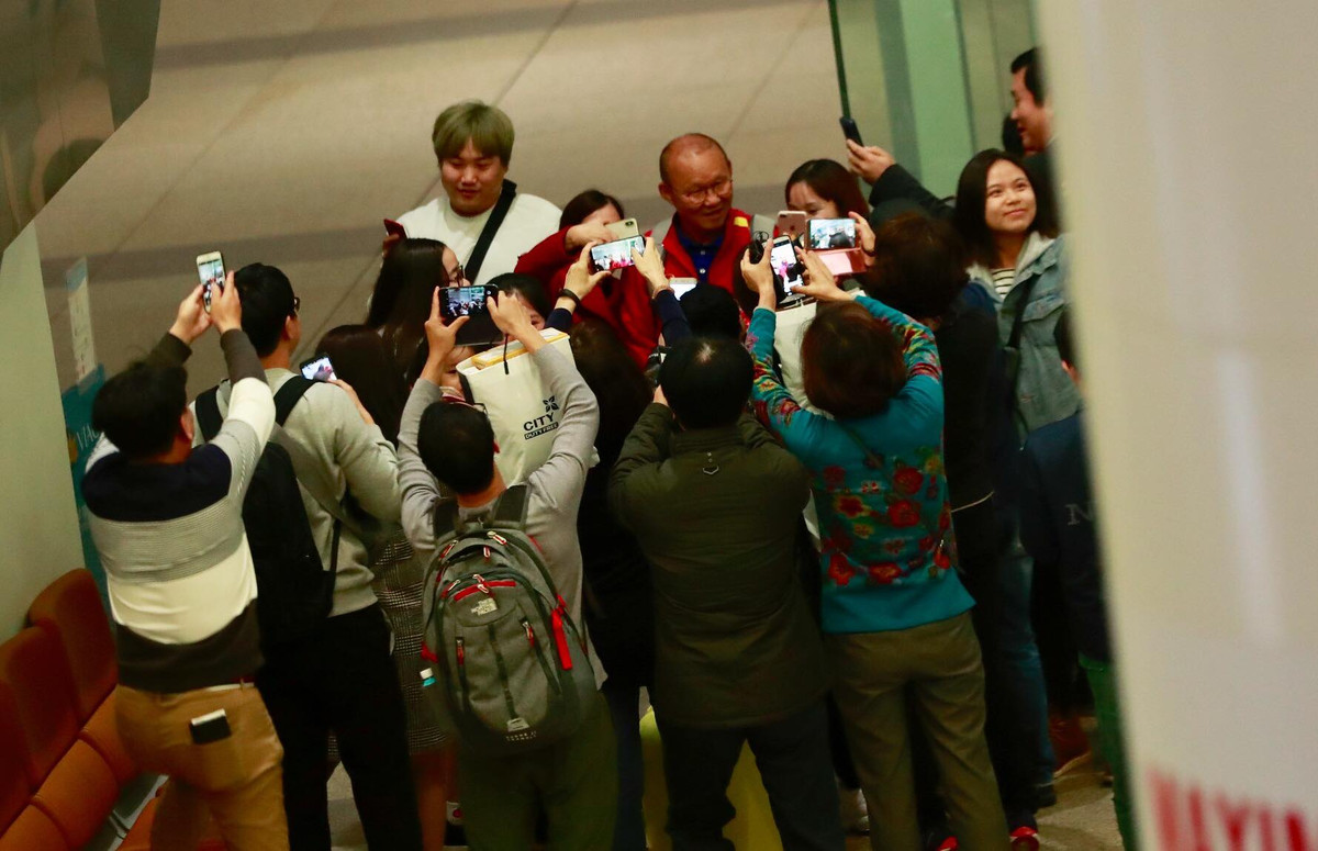 Doi tuyen Viet Nam bi CDV “bao vay” ngay sau khi dat chan ve nuoc