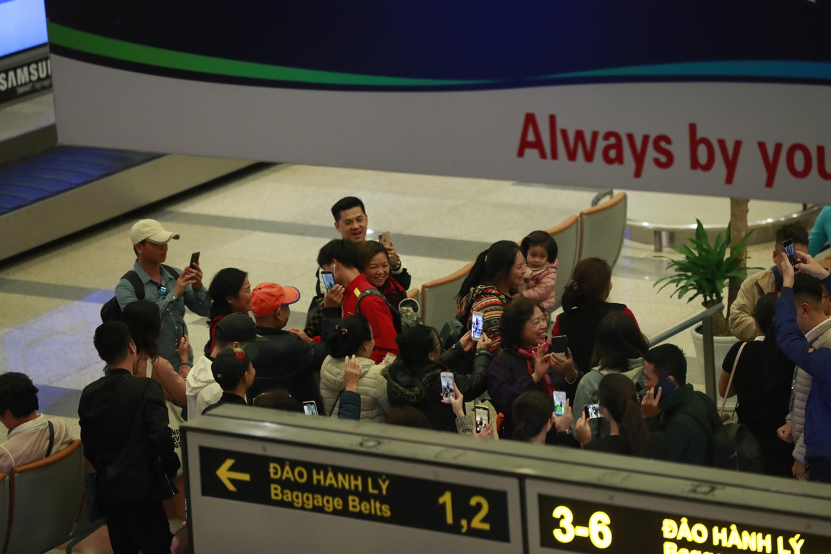 Ngay sau khi đặt chân xuống sân bay Nội Bài đã có rất đông NHM "bao vây" các tuyển thủ đội tuyển Việt Nam ngay từ sảnh trong.