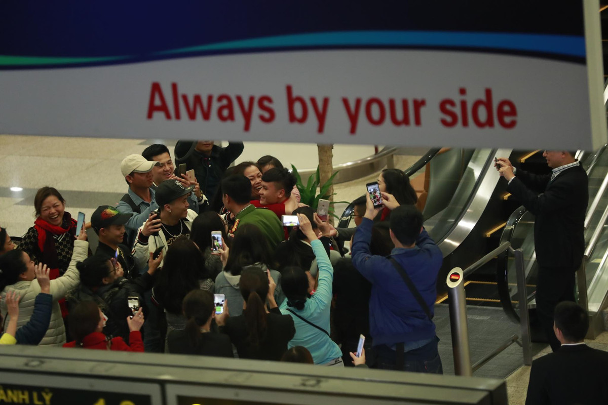 Ngoài HLV Park Hang-seo, Quang Hải là cầu thủ đội tuyển Việt Nam được nhiều NHM vây quanh nhất.