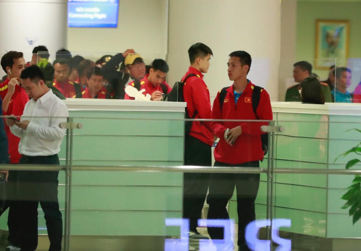 Các cầu thủ đội tuyển Việt Nam xếp hàng làm thủ tục nhập cảnh.